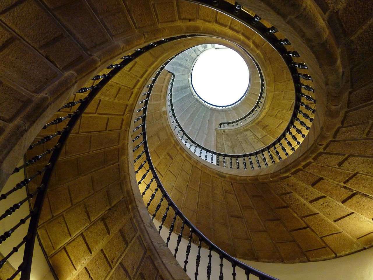 Spiral staircase. (13delf2/Pixabay)